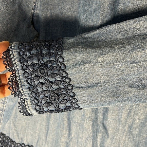 ANTHROPOLOGIE HOLDING HORSES Blue Lace Chambray Popover Blouse Size 2 - Picture 11 of 16
